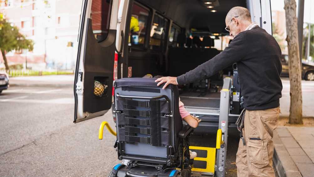 How Healthcare Fleets Handle Tolls: A Reimbursement, Compliance & Recovery Guide